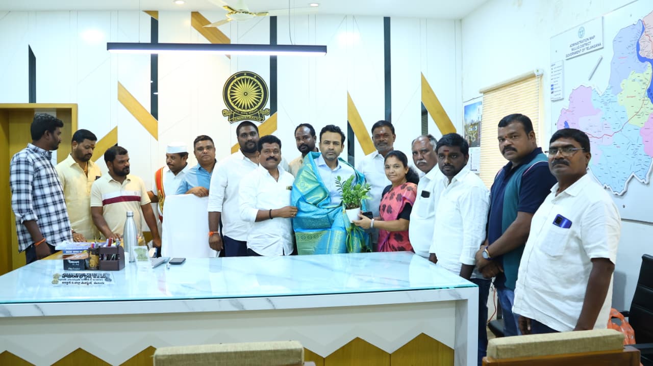 నూతన కలెక్టర్‌ను సన్మానించిన గ్రంథాలయ చైర్మన్