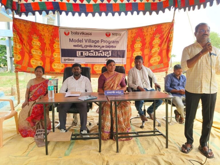 గాంధీనగర్‌లో ఆదర్శ గ్రామ నిర్మాణంపై గ్రామసభ