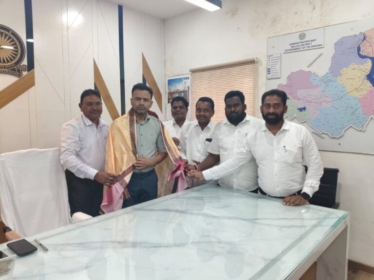 కలెక్టర్‌ను మర్యాదపూర్వకంగా కలిసిన న్యాయవాదులు