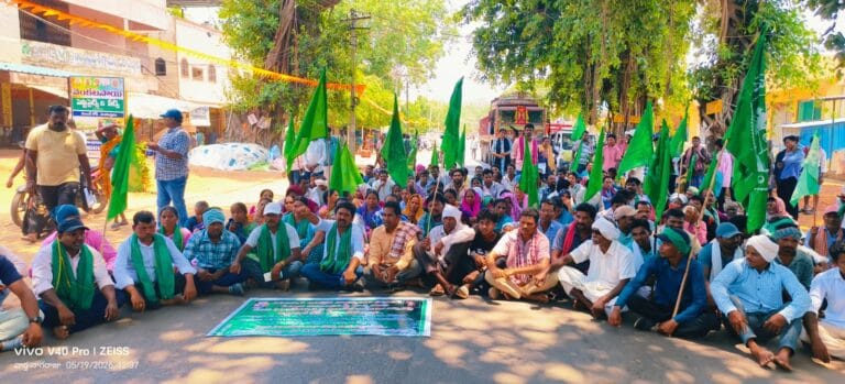 ఆదివాసీ కుటుంబంపై దాడిని ఖండిస్తూ రాస్తారోకో