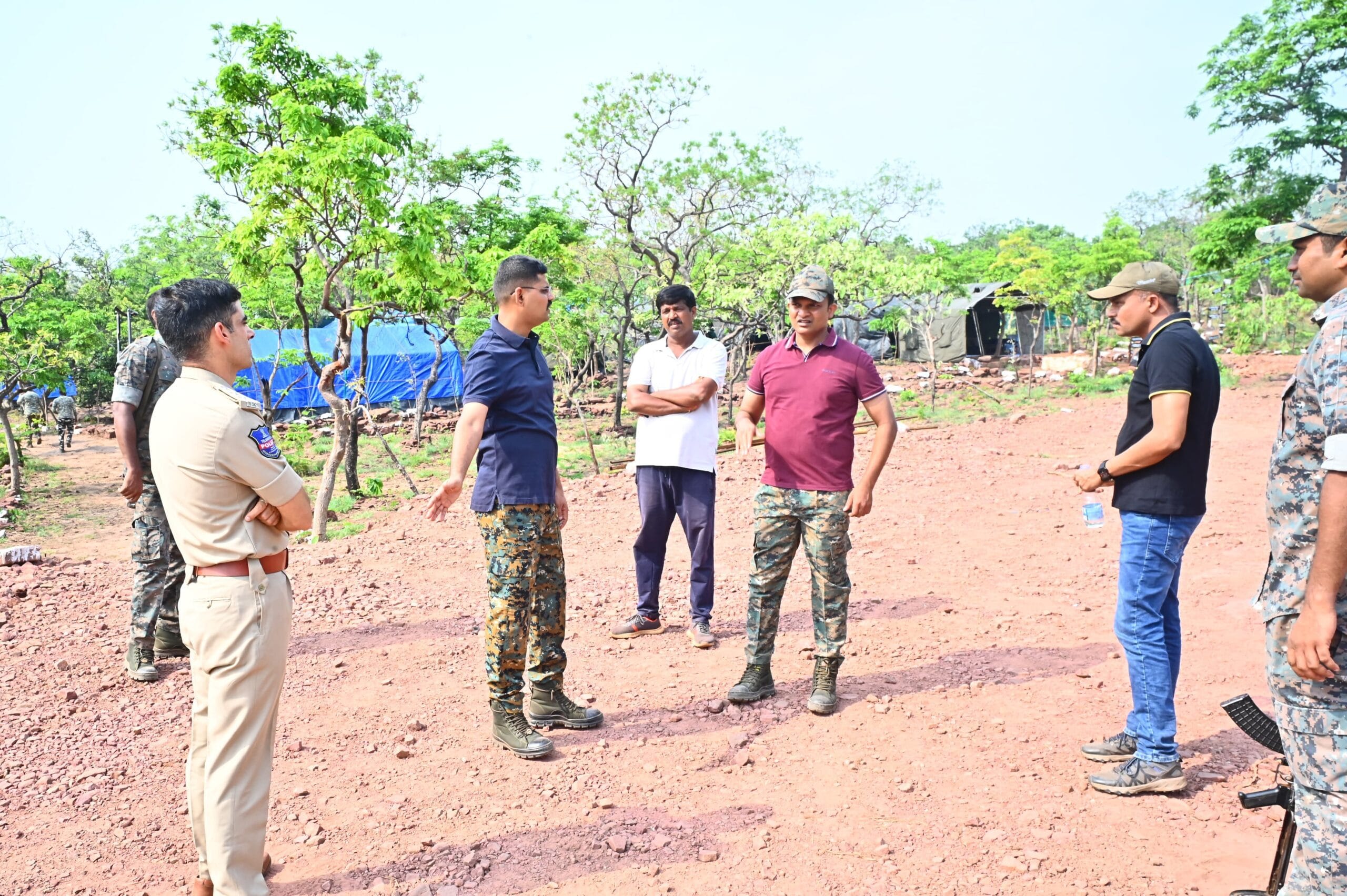 కర్రెగుట్ట రహదారి పనులను పరిశీలించిన జిల్లా ఎస్పీ