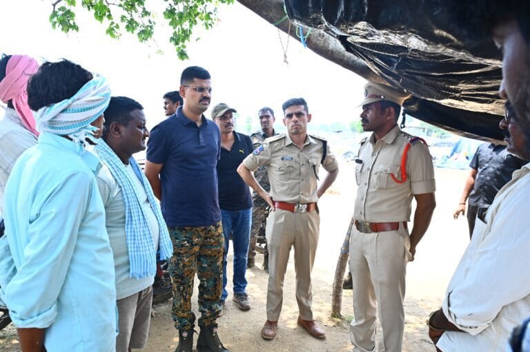 ఏటూరునాగారం ధాన్యం కొనుగోలు కేంద్రాన్ని సందర్శించిన ఎస్పీ