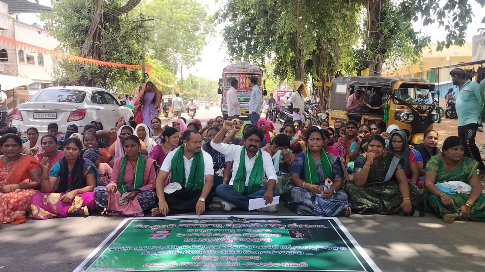 అక్రమ ఇసుక తవ్వకాలు నిలిపివేయాలంటూ రాస్తారోకో