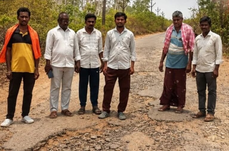చెరుకూరు–ధర్మవరం రోడ్డు నిర్మాణం చేపట్టాలి